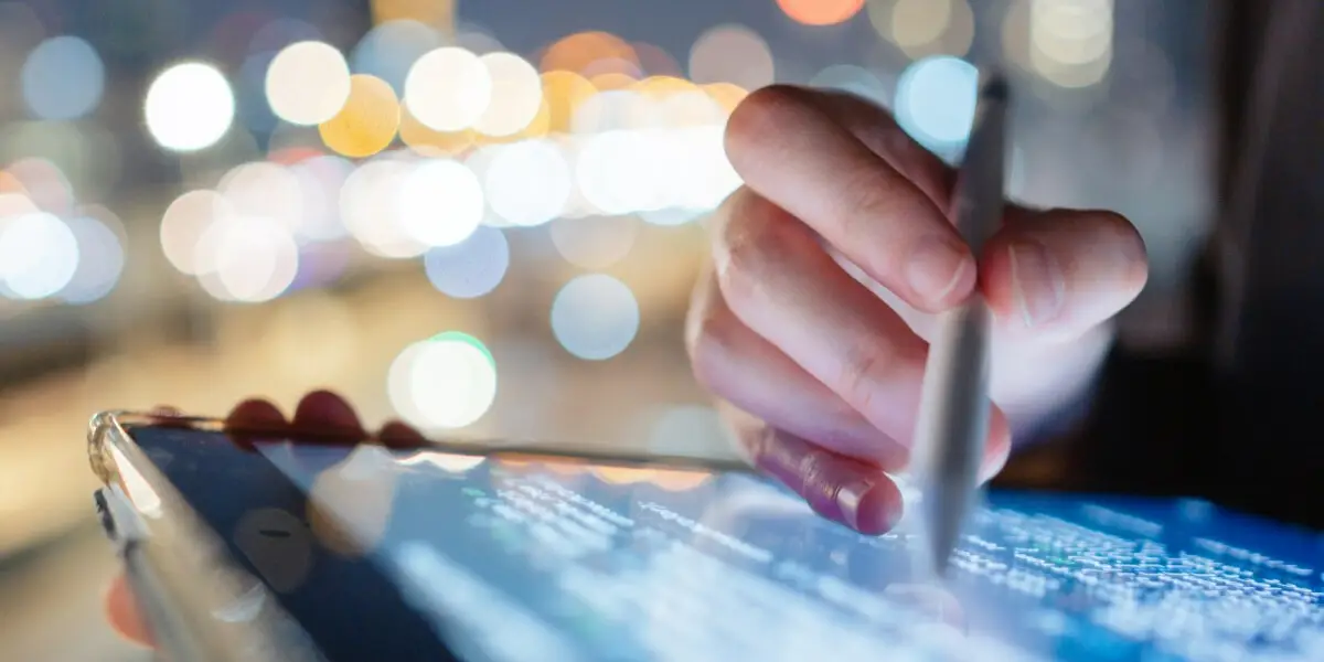 Primo piano di una penna digitale su un tablet